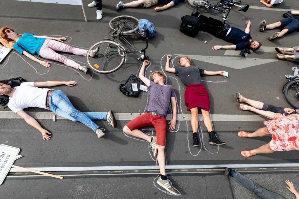 Zu Fuß Gehende und Rad Fahrende leben gefährlich auf Bochums Straßen