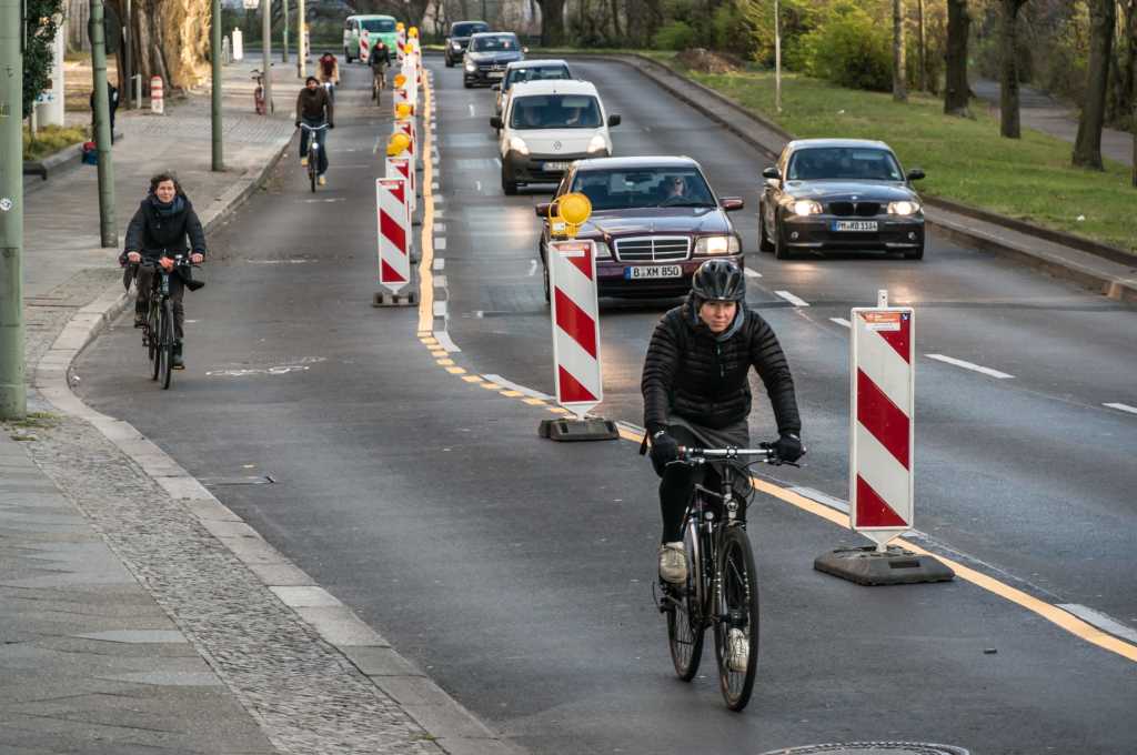 Offener Brief an Verkehrs­minister: NRW-Initiativen fordern umgehend Corona-sichere Rad- und Gehwege