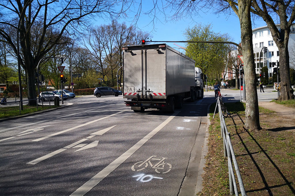 Hamburg: Radfahrerin von abbiegendem LKW „übersehen“ und getötet