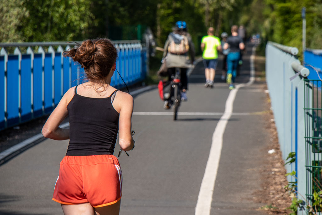 Neue Studie: Spaziergänger, Jogger und Radfahrer müssen mehr Abstand halten können
