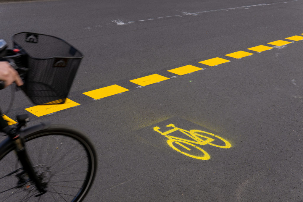 Kölns OB Reker fordert Autospuren für Radfahrende und Tempo 30