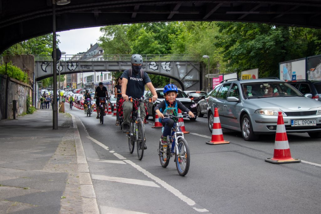 Dortmund: 300 Rad­fahrende testen neuartigen Radfahr­streifen
