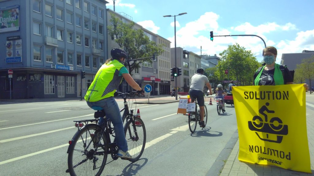 Tag der Verkehrssicherheit: Greenpeace Bikelane auf der Viktoriastraße