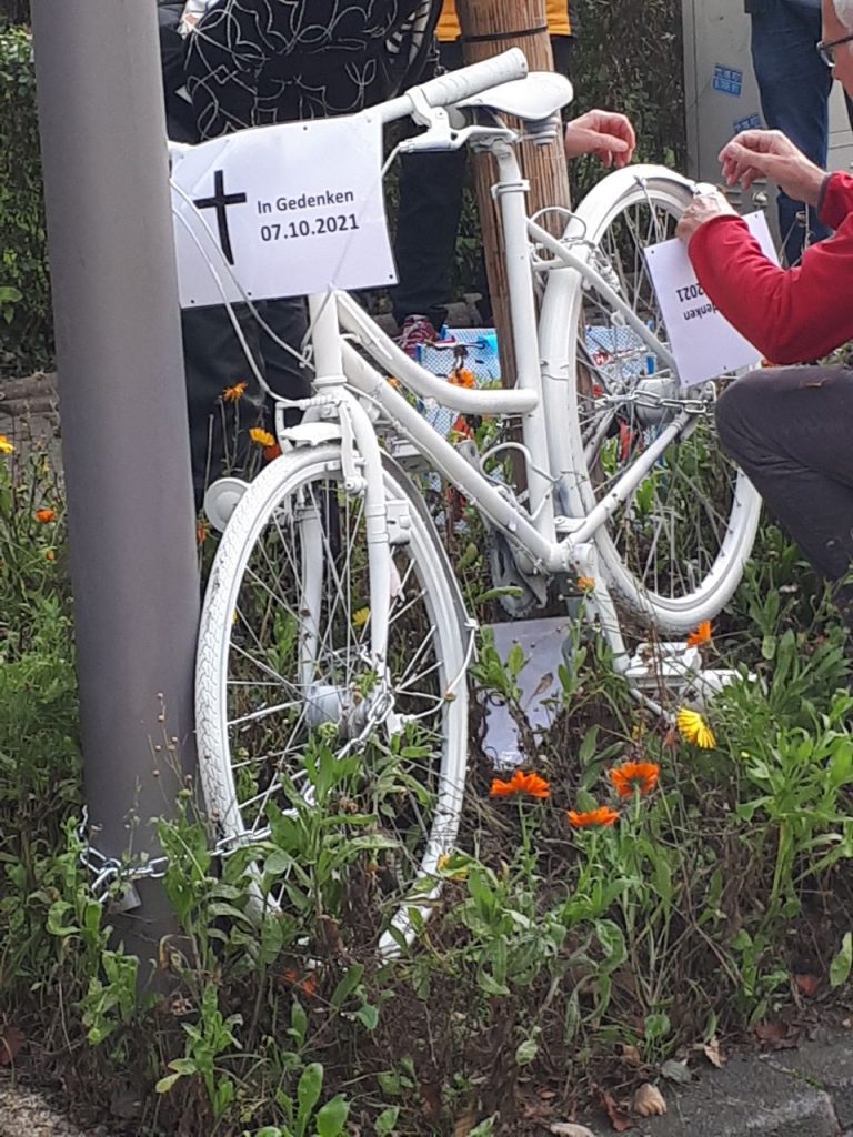 Ghostbike als Mahnmal für getötete Radfahrerin wurde aufgestellt